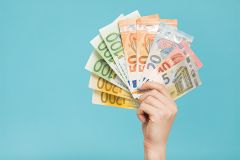 Foto: Hand mit Geldscheinen